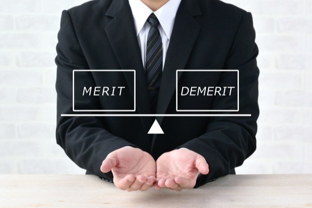 merit・demeritと書かれたロゴ